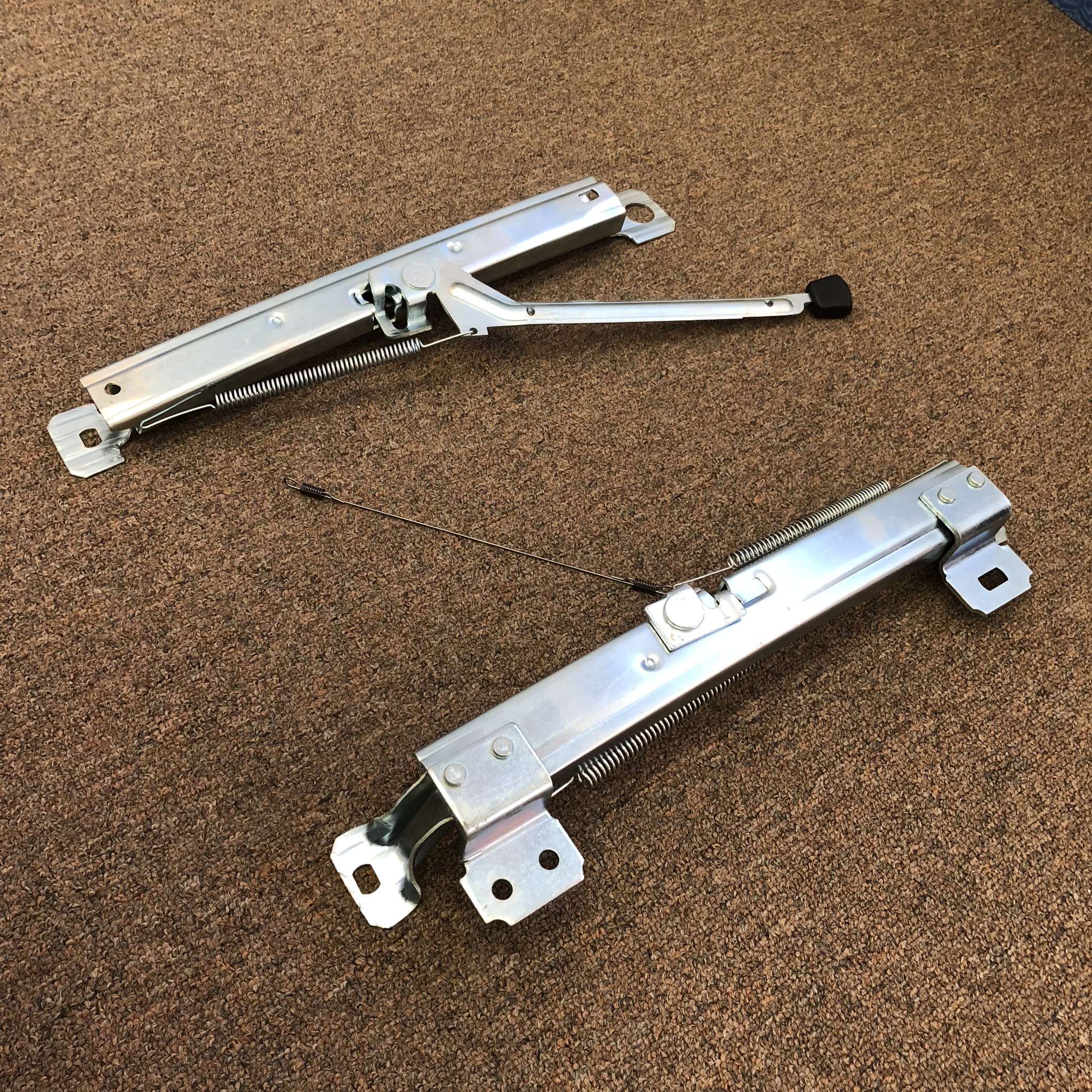 197581 NEW FBODY SEAT TRACKS RH (PASSENGER)